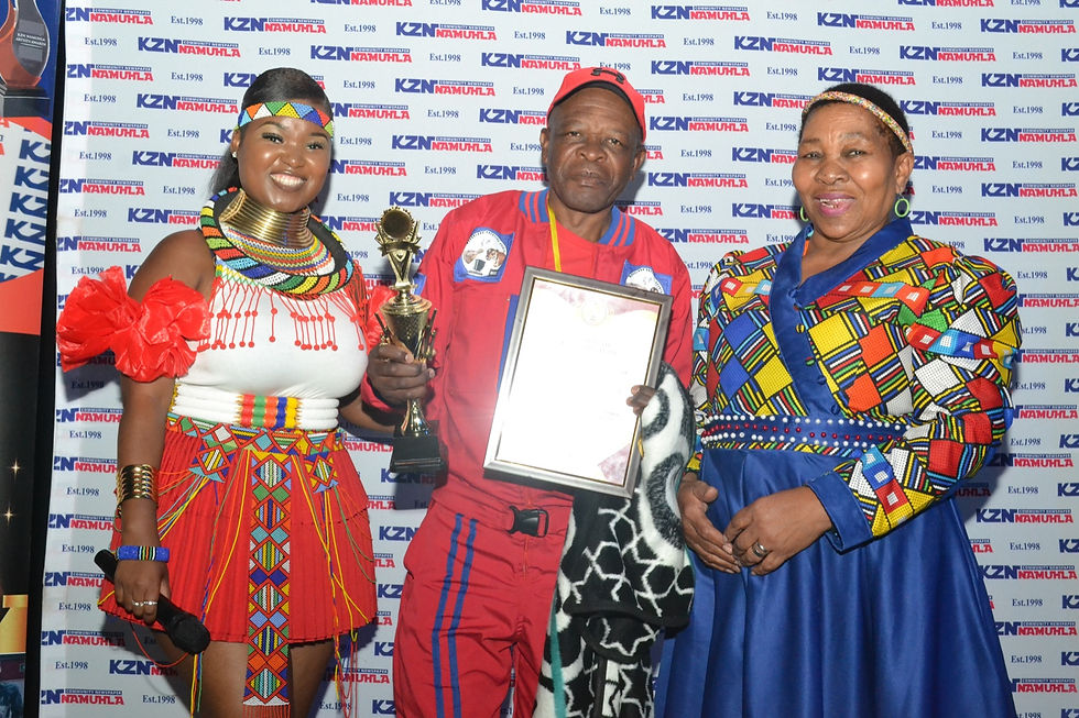 Pic : Motho oa Mababenyeng (in centre) receiving an award