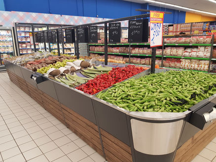 Présentoir central à plusieurs niveaux, idéal pour une mise en avant optimale de vos produits frais.