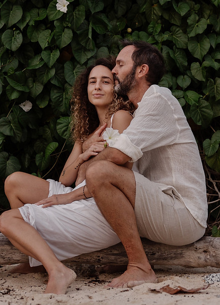 Nathan Marcuzzi holds Bianca Rivai in a moment of devotion — co-facilitators of Flame of Devotion, the polarity workshop for couples in Vienna where both partners learn to hold and be held. Paar-Workshop Wien für Intimität und Polarität