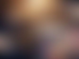 תיאור אמנותי של שעון חול קוסמי עם כיתוב עברי בתוכו, ההופך חול לפרחים מרהיבים וניצוצות אור על רקע גלקסיות.