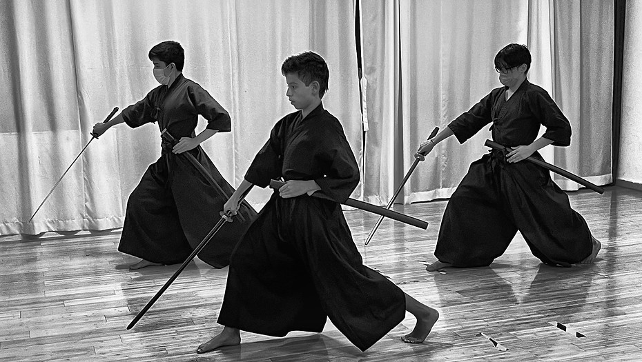 Chicos manejando la katana en cancun