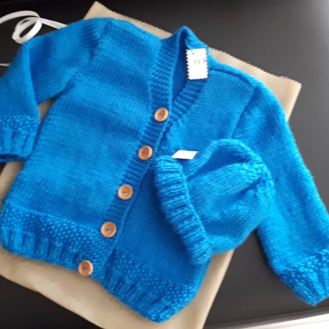 Casaquinho modelo cardiga com gorro