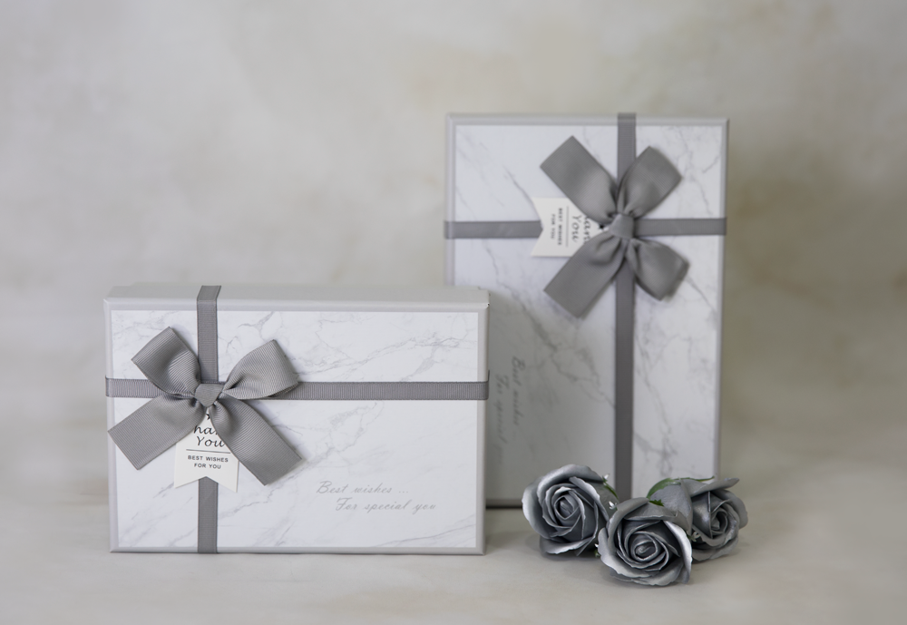 קופסה בצבע אפור