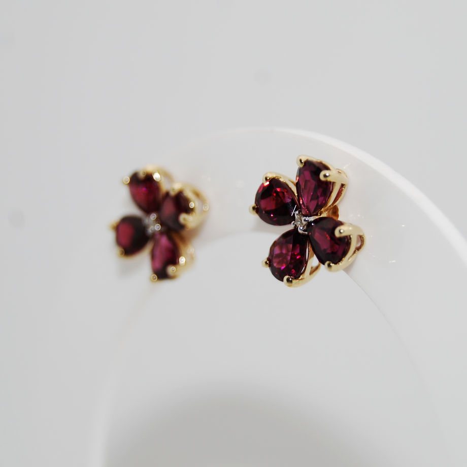 Rhodolite Garnet Flower Yellow Gold Studs