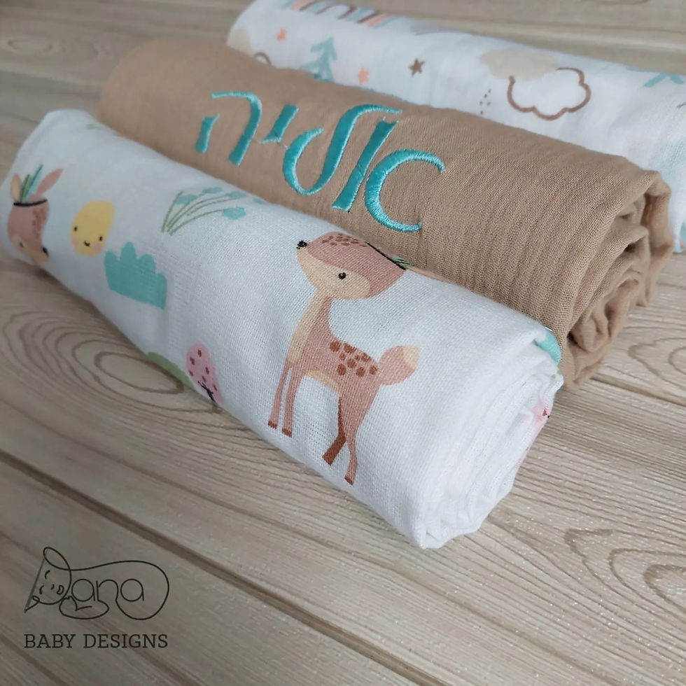 שלישיית חיתולי טטרה בגוונים חום בהיר וטורקיז 1 בצבע חום עם רקמה 2 עם ציורים של במבי 3 עם ציורי קשת