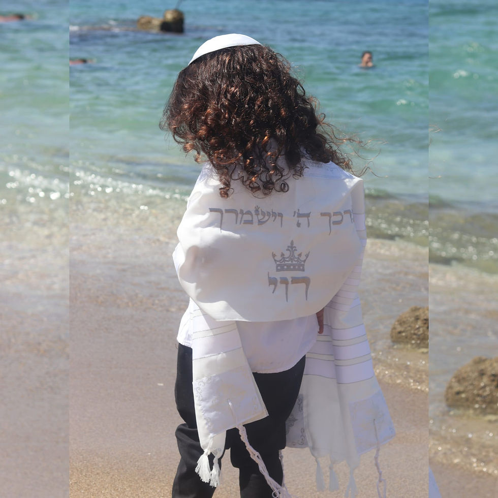 סט חלאקה טלית של ילד עם רקמה שרשום עליה יברכך ה' וישמרך ואת שם הילד