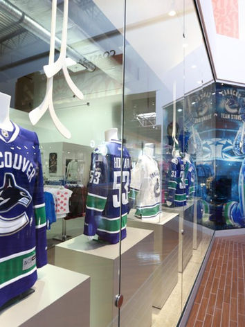 Retail Window Displays
Miles Display and Design