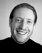 ein freundliches Lachen in Schwarz-Weiß