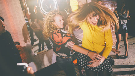 Pourquoi le massage assis est l’animation originale qui séduit tous vos invités