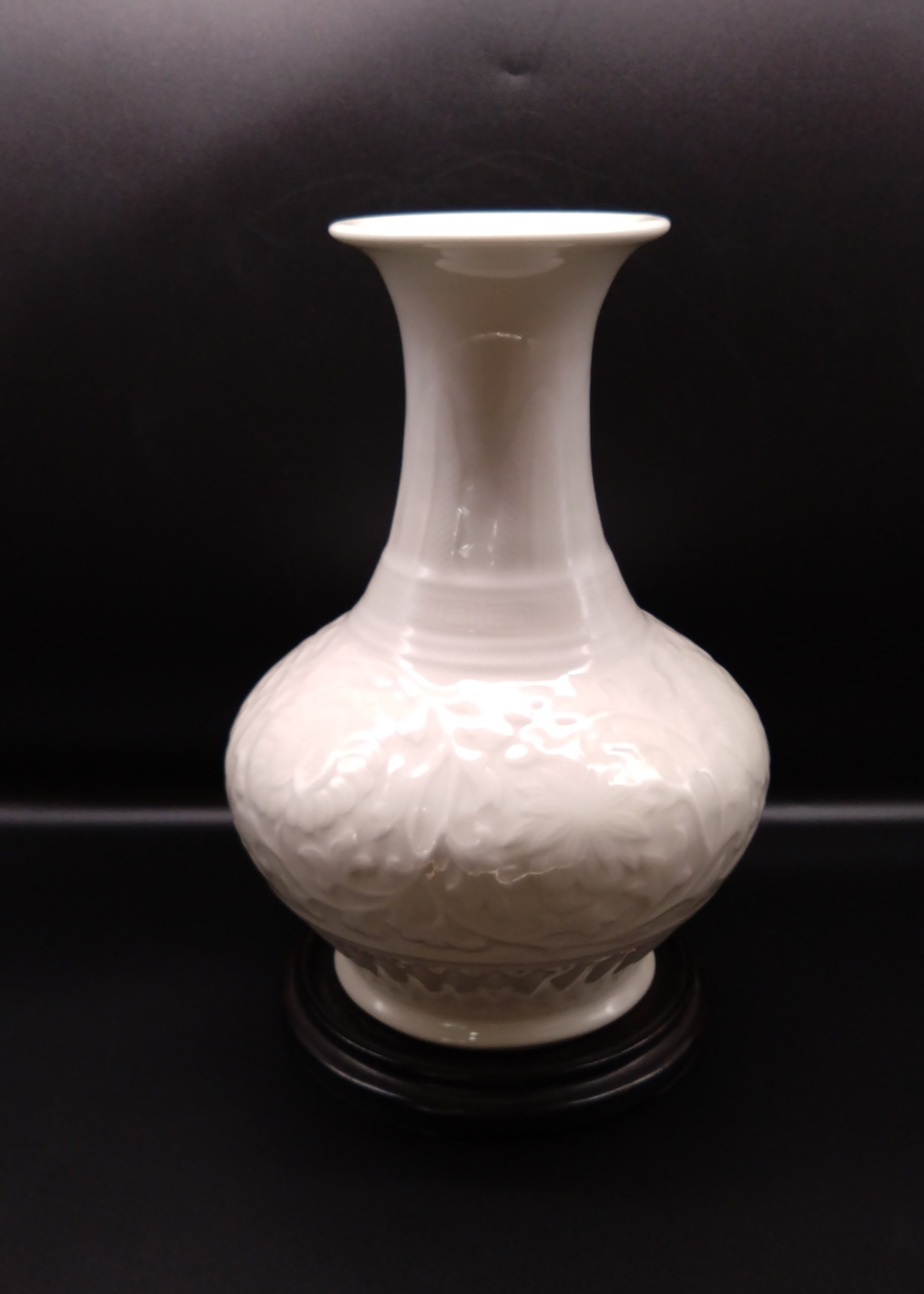 宇野仁松 作 白高麗唐草陽彫花瓶