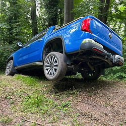 Pick up fährt über Kuppe