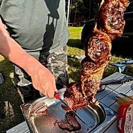 Genieße einen entspannten Tagesabschluss bei unserem gemütlichen Barbecue-Abend in geselliger Runde.