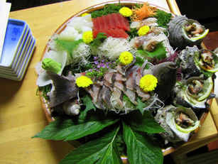 לינה בריאוקן Ryokan שמגיש ארוחת ערב עם לפחות 13 מנות