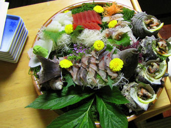 לינה בריאוקן Ryokan שמגיש ארוחת ערב עם לפחות 13 מנות