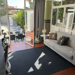 Living room with open doors and a view to the outside setting. Villa de los Osos.