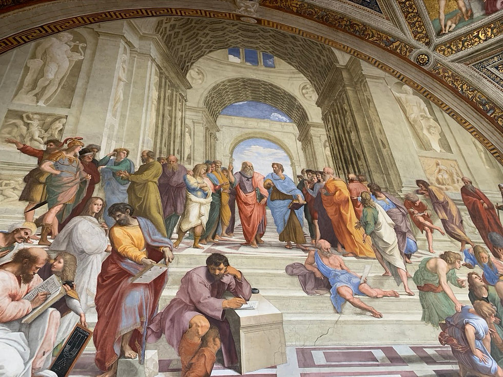 År 2022 besökte jag Vatikansmuseerna i Rom för första gången och hänfördes oavbrutet. Här står jag framför "Skolan i Athen" (5 x 7,7 meter) av renässansmålaren Rafael (1483–1520) i "Rafaels rum". Läs om varför den kommit att kallas en filosofisk tavla för "dummies" här. Foto: Marie Levin