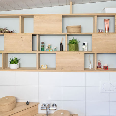 Bad mit maßgefertigten Holzdetails und blaugrauer Wand