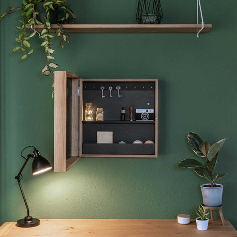 Geöffnete Thinbox mit geöltem MDF-Innenraum, Magnetboard und Ablageflächen