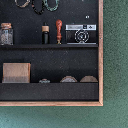 Detailaufnahme der Innenausstattung der Thinbox aus schwarzem MDF