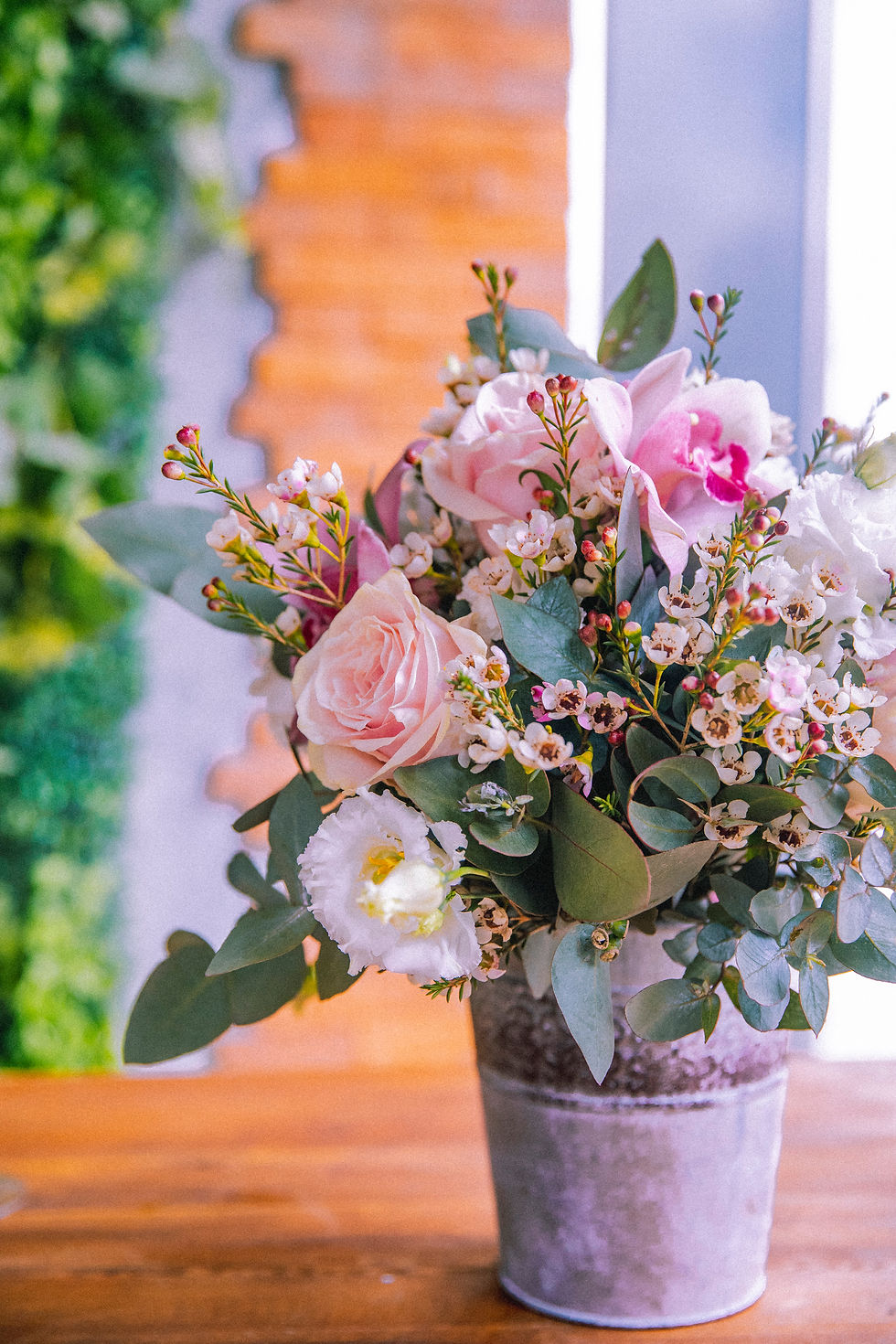 flower-composition-bucket-roses-orchid-lithianthus-side-view.jpg