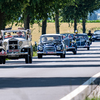 Oldtimer auf der Straße bei schönem Wetter