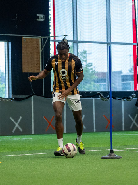 Moïse Bambito, Canadian defender, indoor synthetic pitch, athletic development, high-level training center in Quebec, pro soccer course, Florianne Jourde, Paris Saint-Germain