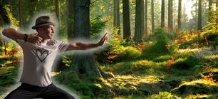 Olivier B. Landry fait du Qi Gong dans la forêt.