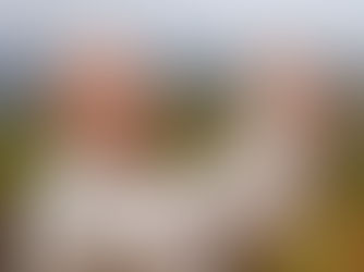 Fotógrafo tomando fotografía de naturaleza con celular durante caminata de campo