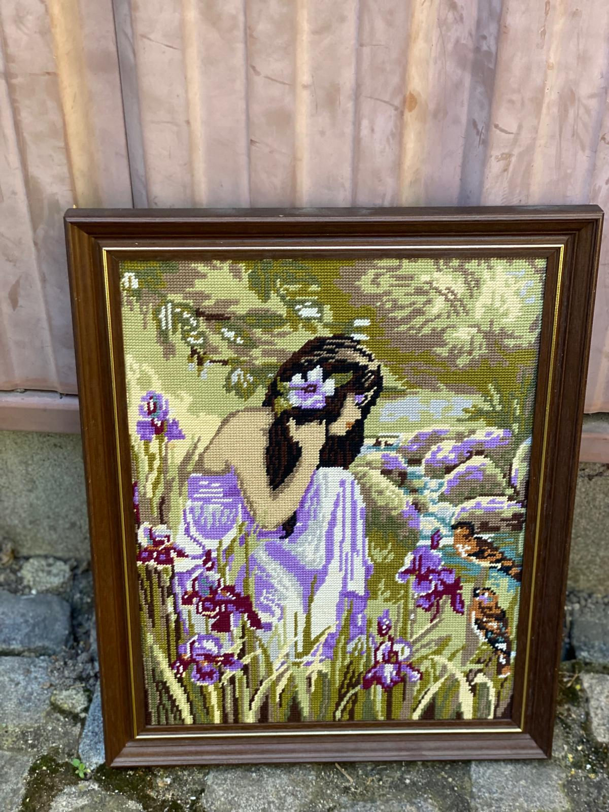 Tableau tapisserie femme aux fleurs iris 42x54