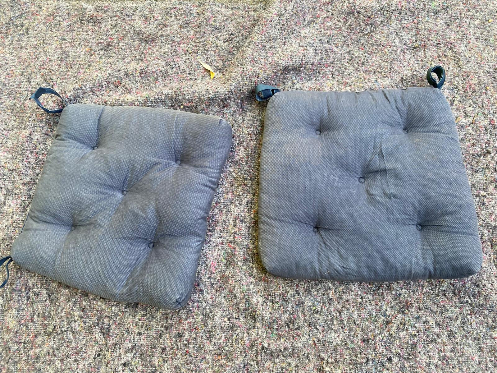 Lot de 2 galettes de chaise capitonnées bleues à scratchs