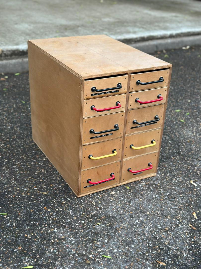 Commode meuble de métier en bois avec 10 tiroirs