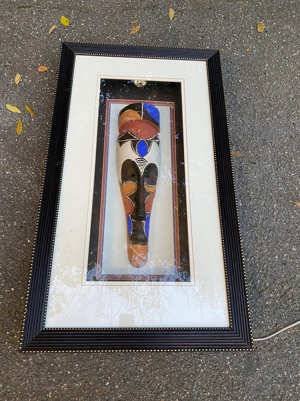 Masque africain dans un cadre lumineux 57x100cm