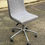 Miniature : Chaise de bureau scandinave en tissu gris sur roulettes