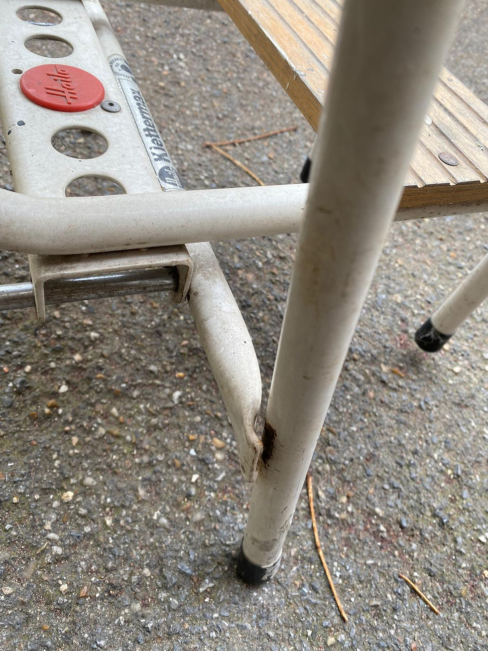 Miniature : Tabouret escabeau pliable en bois massif et acier blanc