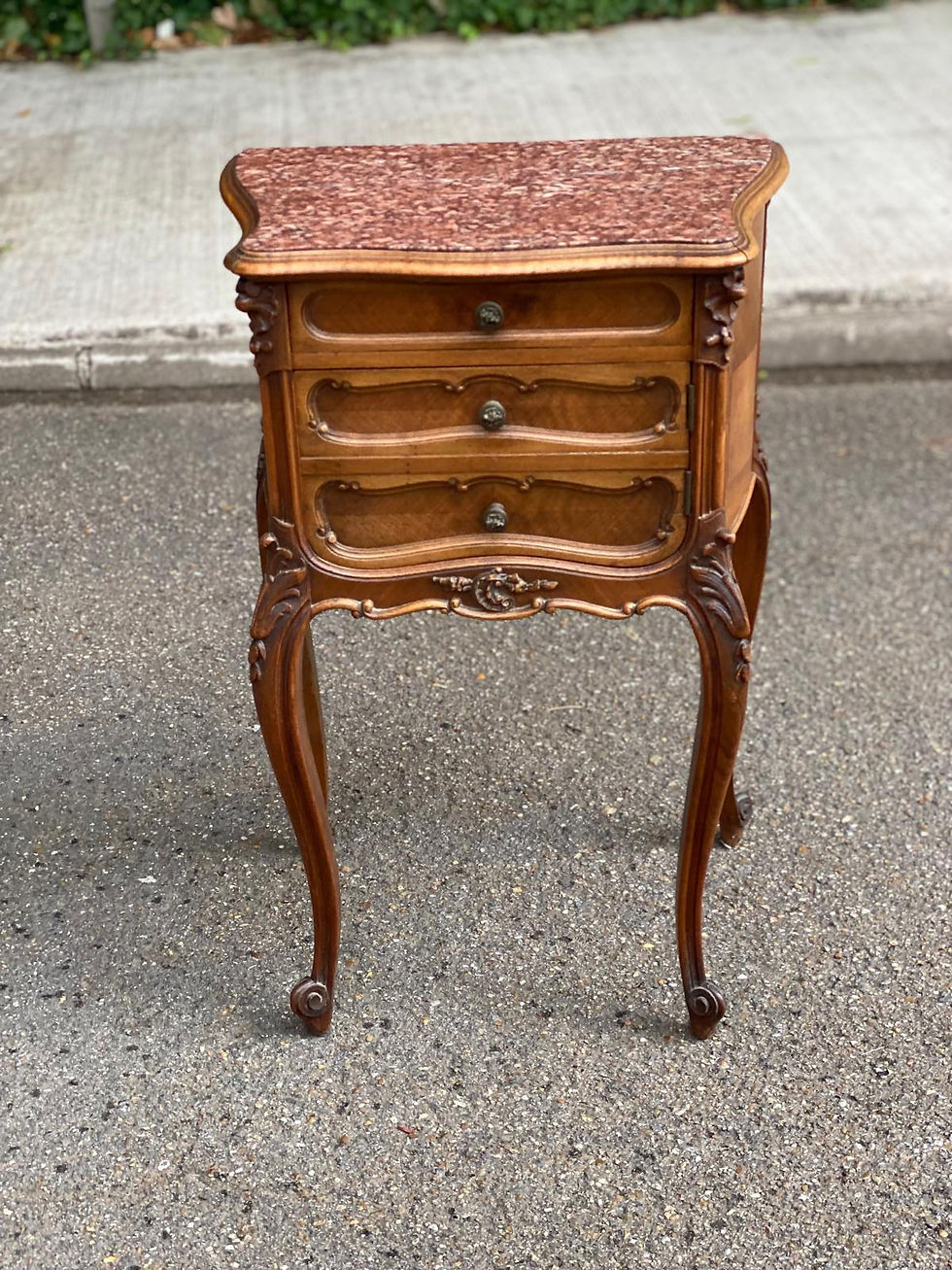 Table de chevet Louis XV bois massif sculpté et marbre du 18ème