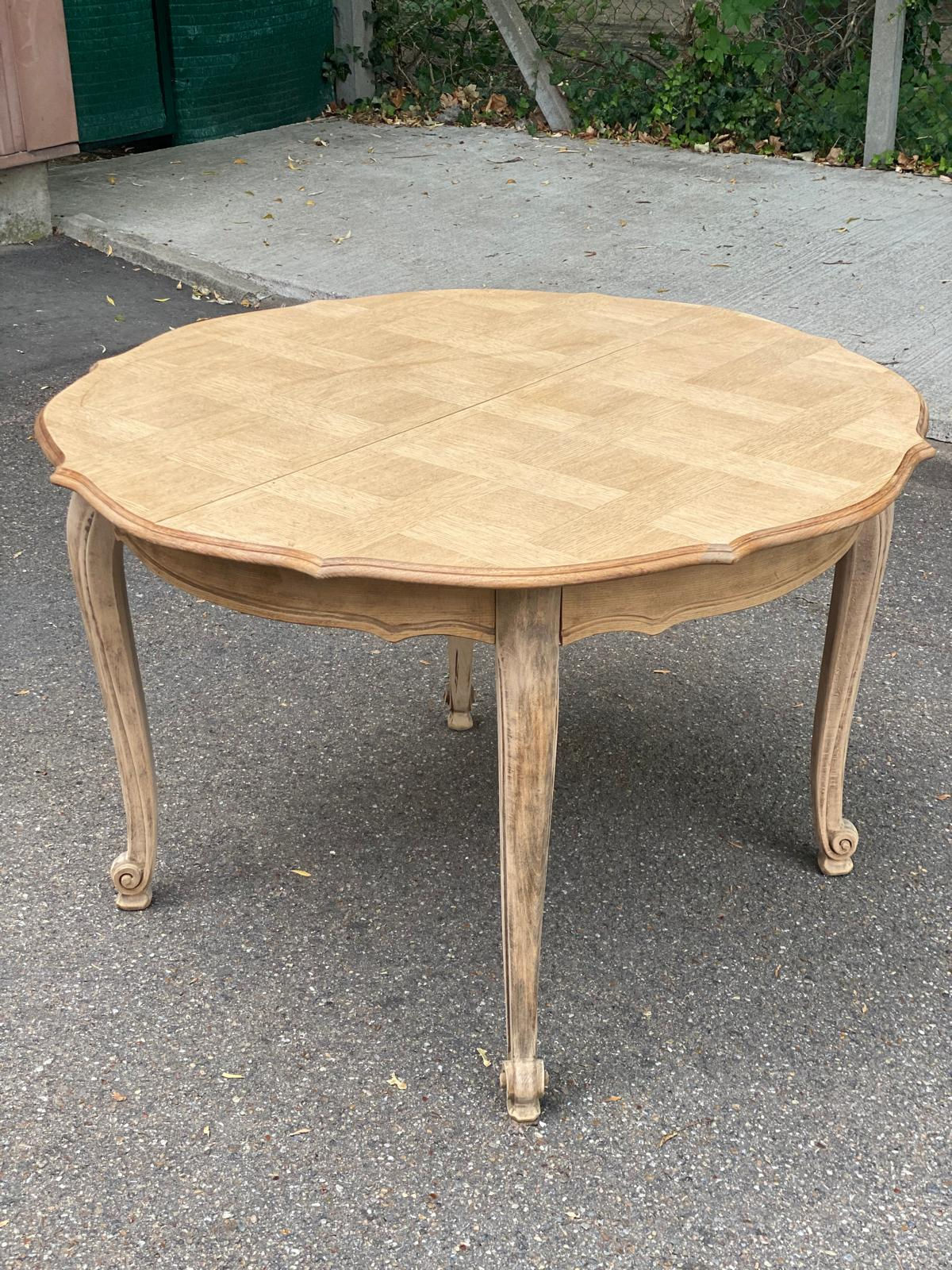 Table à manger ronde extensible Louis XV décapée en chêne 1960