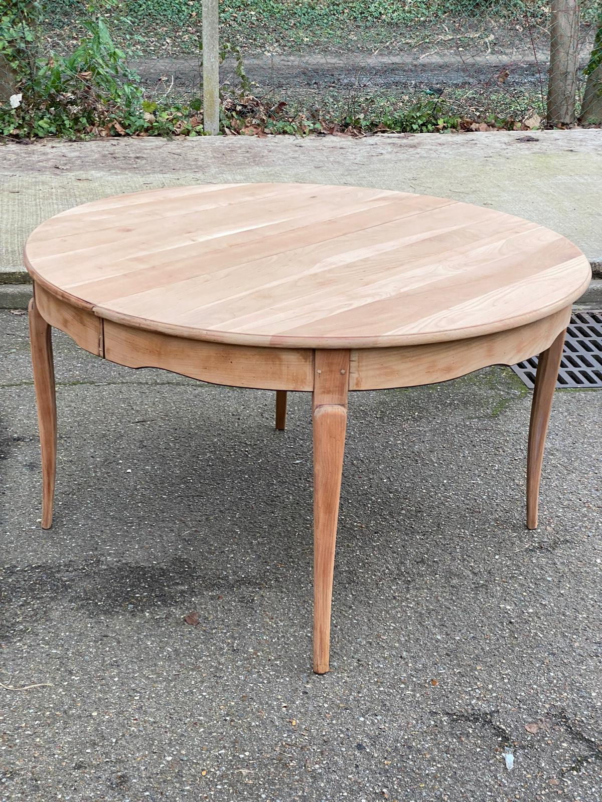 Table à manger ronde rénovée en bois massif Louis XV du 19ème