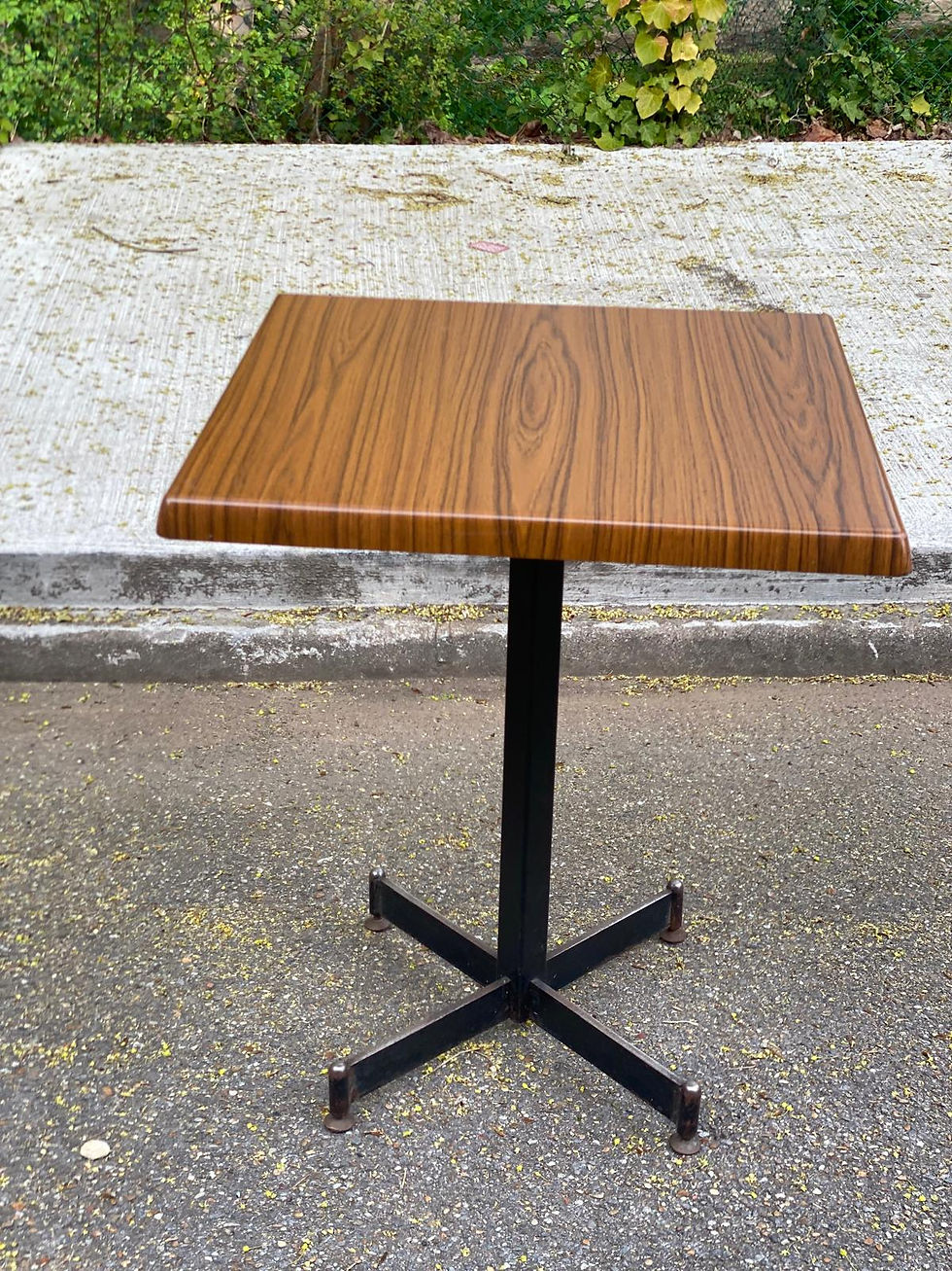 Miniature : Table de bistrot carré en bois pied central Werzalit Bordeaux -  France