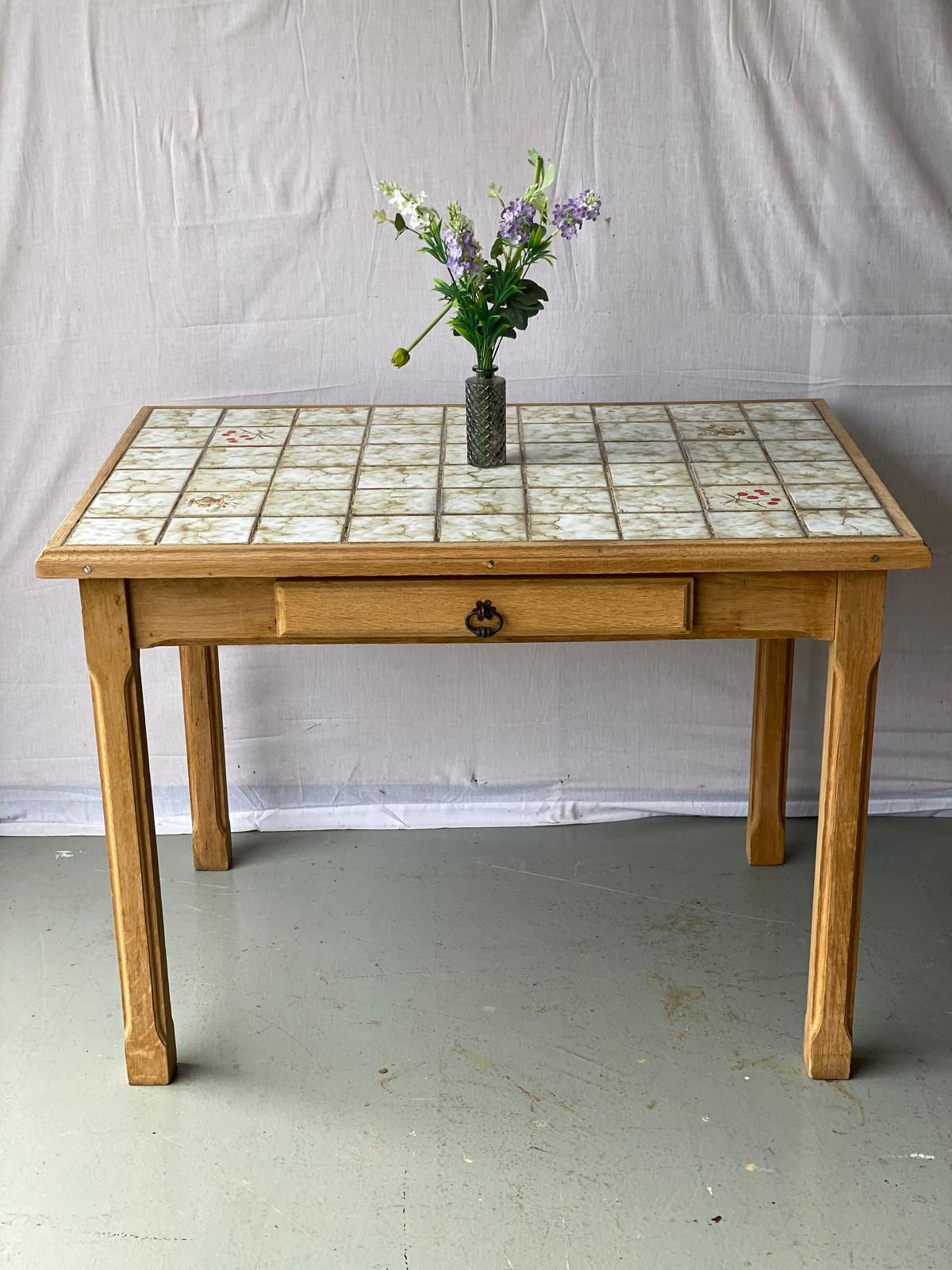 Table à manger de ferme vintage en bois massif carreaux céramique 105cm rénovée
