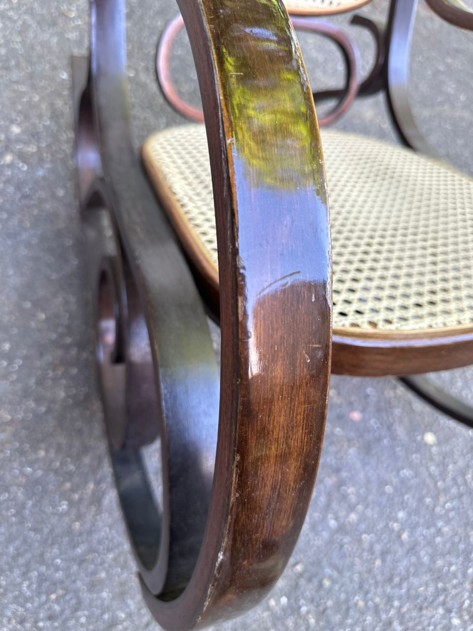 Miniature : Chaise à bascule vintage en bois massif courbé et cannée