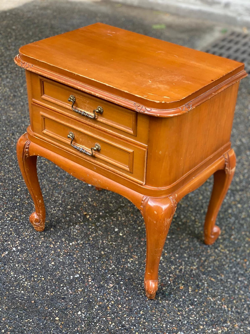 Miniature : Table de chevet Louis XV en bois massif du XXème