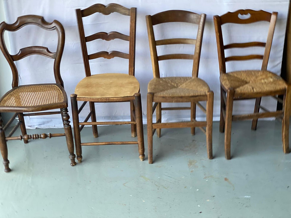 4 chaises de salle à manger en bois massif et paille différentes