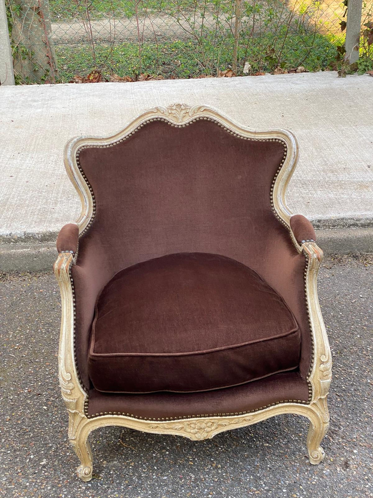 Fauteuil cabriolet Louis XV en bois massif beige et tissu velours marron