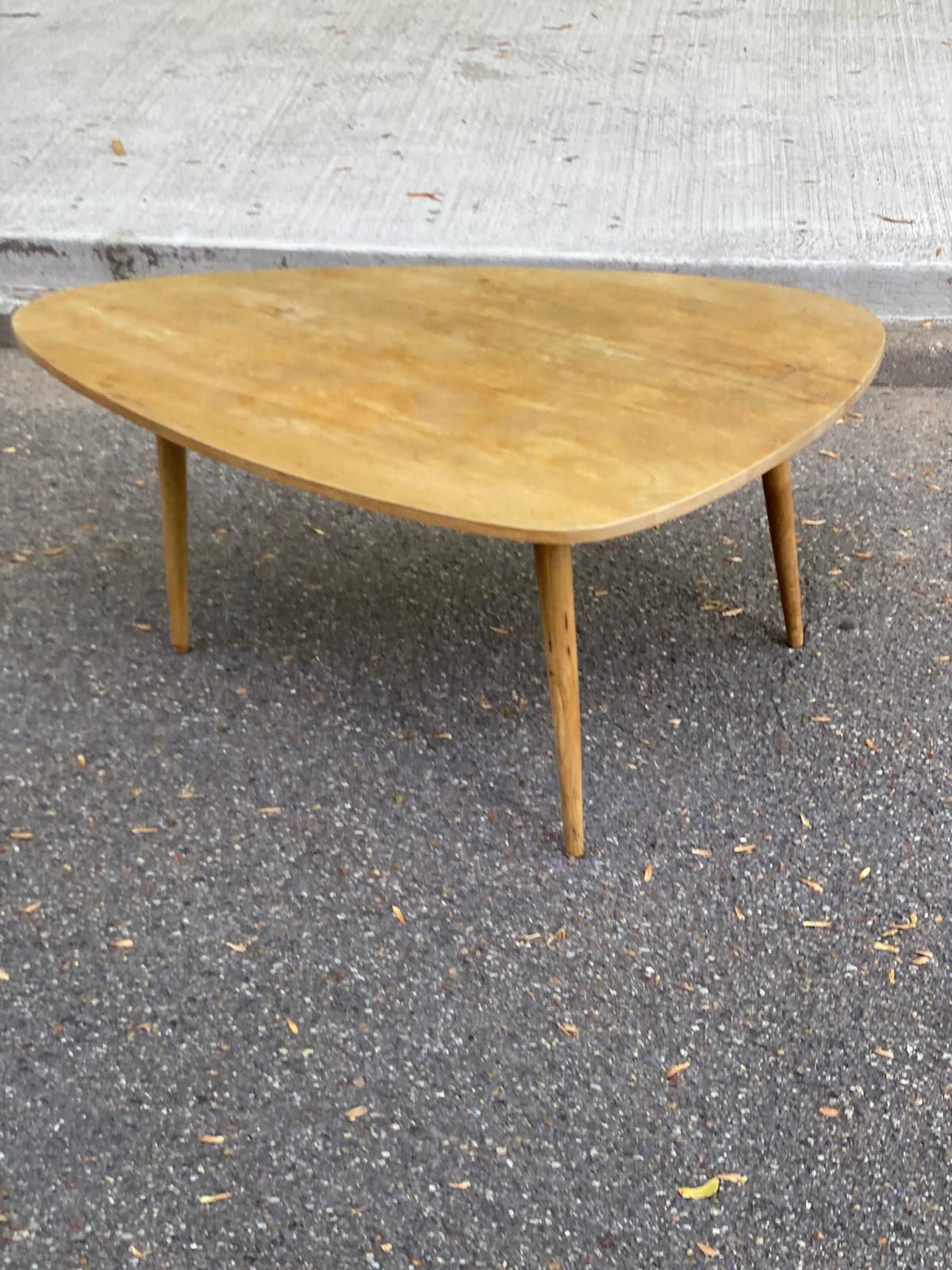 Table basse scandinave forme galet / haricot en bois massif clair des années 80