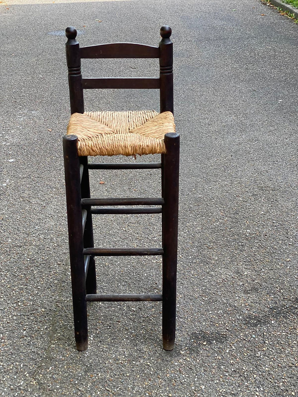 Tabouret de bar haut en bois massif foncé et paillé 75cm