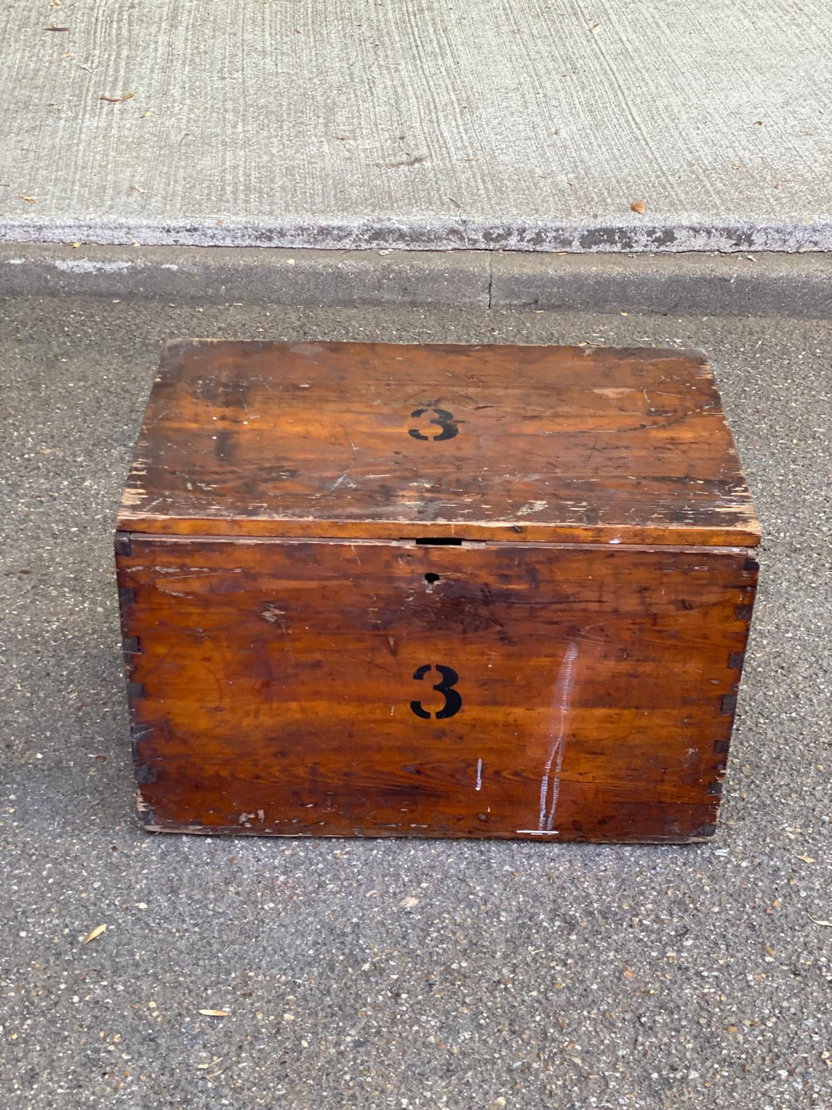 Coffre malle de rangement en bois massif 50s