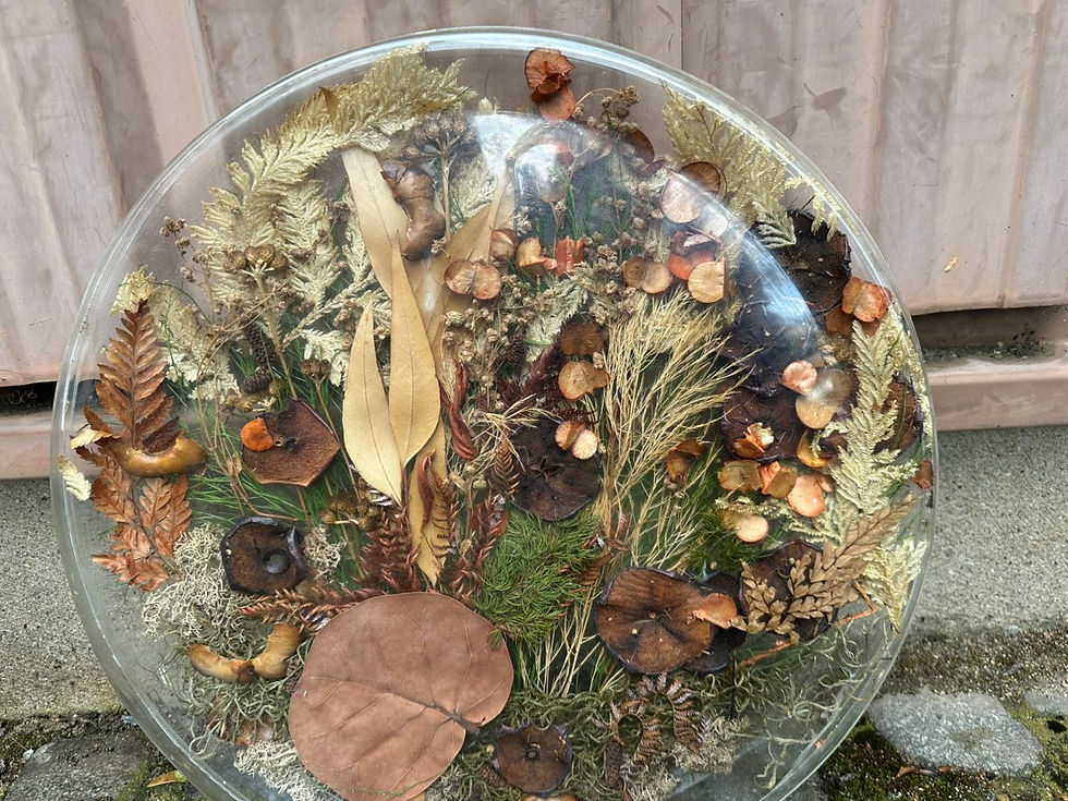 Miniature : Tableau en forme de plateau rond dit inclusion botanique sous résine 48cm