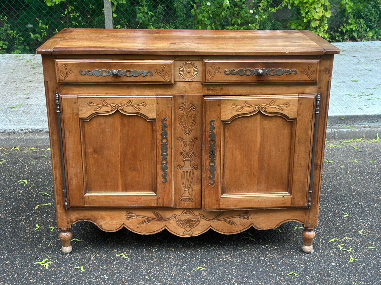 Buffet Louis XV en noyer massif clair du XIXème siècle
