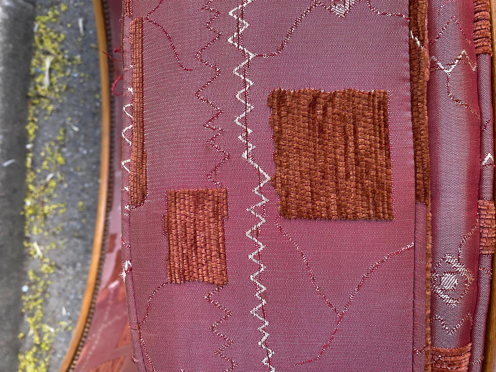 Miniature : 2 fauteuils club en bois massif courbé et tissu bordeaux soie brodée