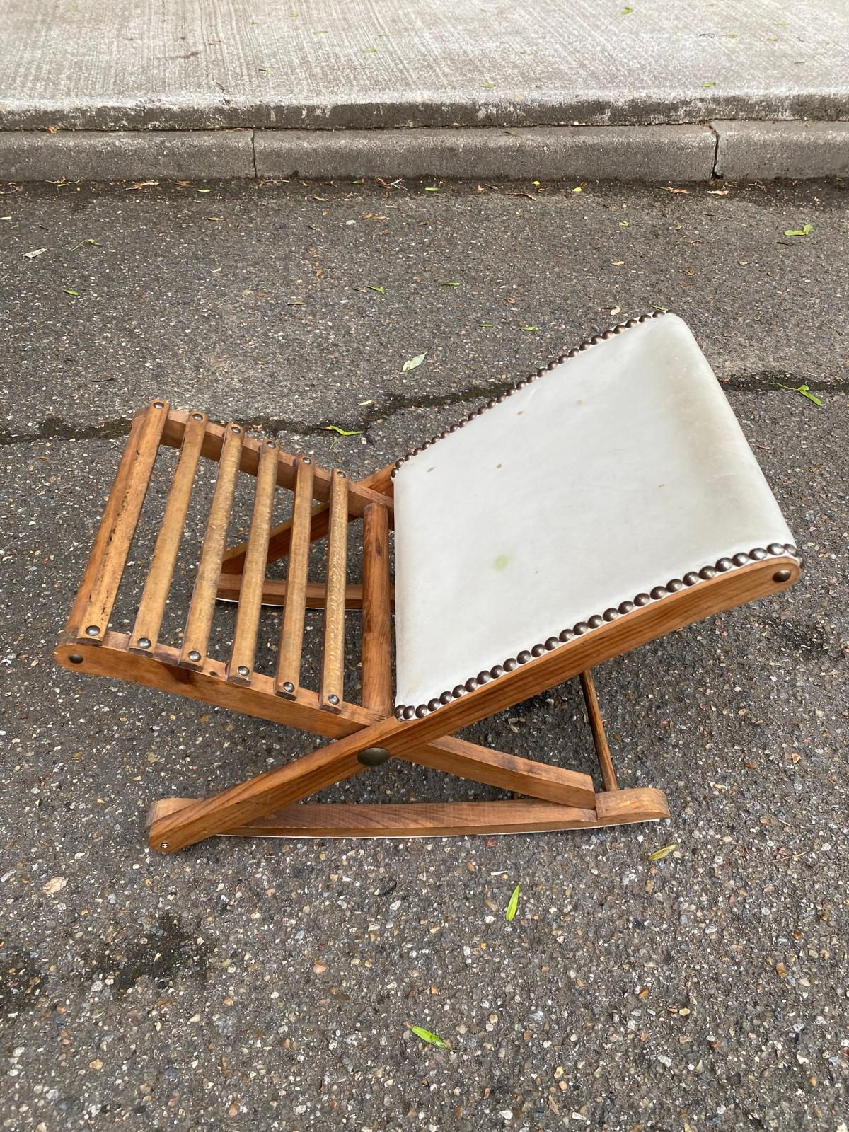 Repose pied pliable à bascule en bois et cuir blanc
